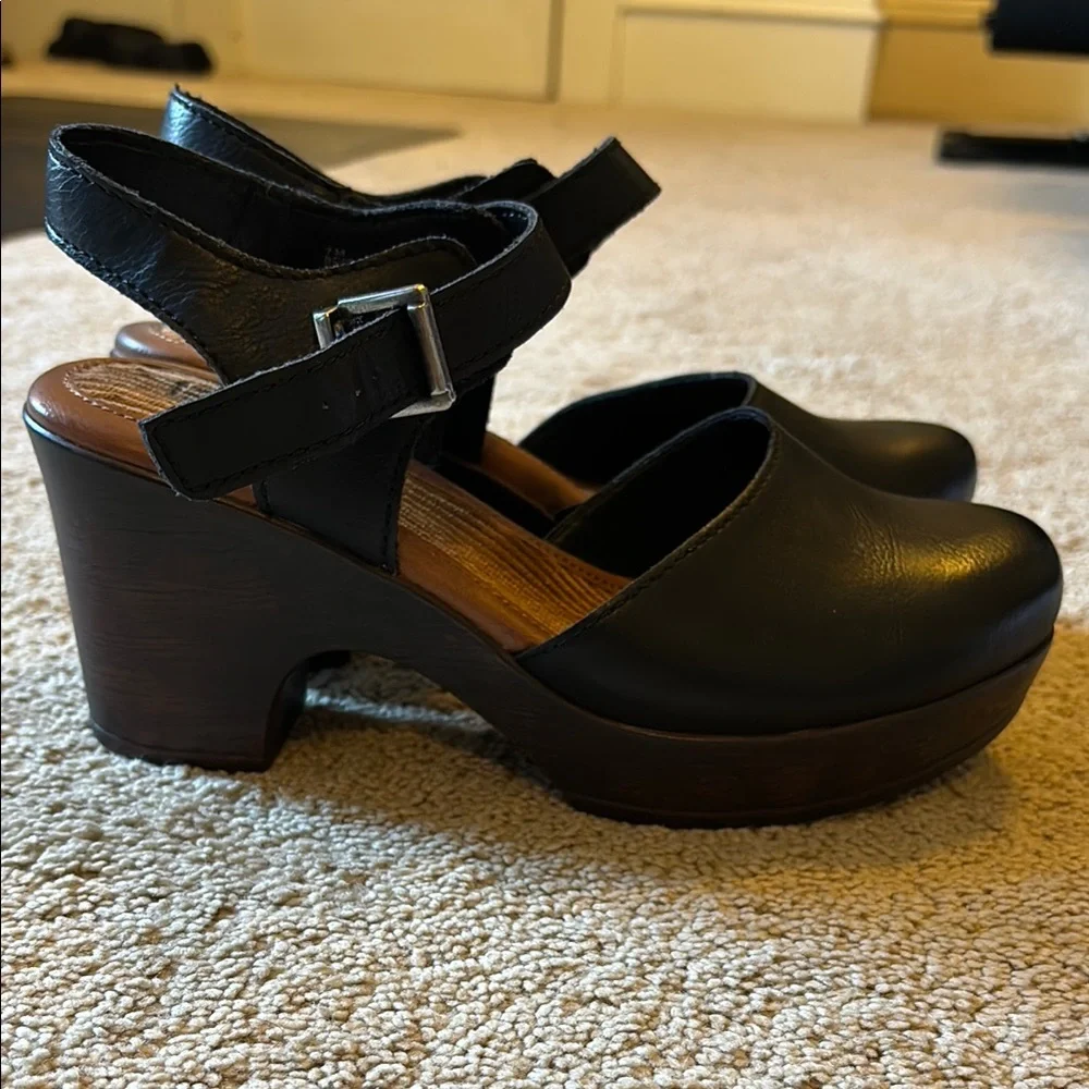 boc Black Heels with Closed Toe and Ankle Strap - Picture 4 of 4